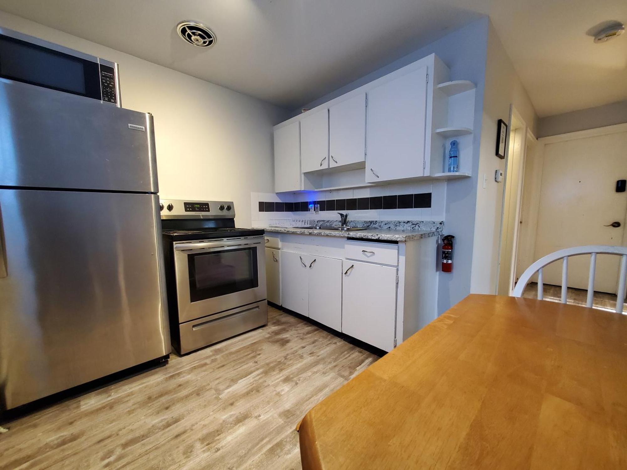 Modern Private 1br Apt. W/free Prkg + Fast Wi-fi *