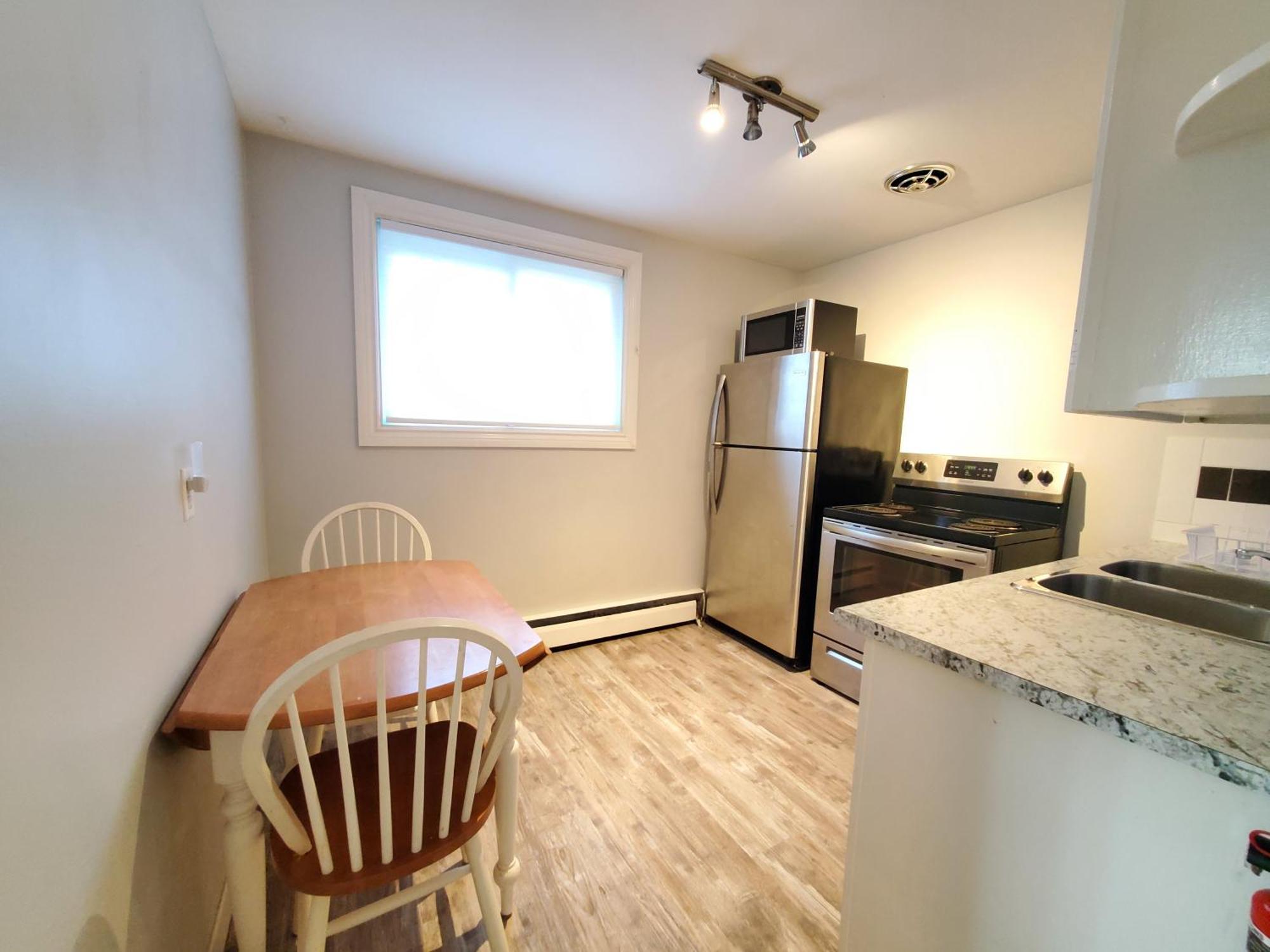 Modern Private 1br Apt. W/free Prkg + Fast Wi-fi